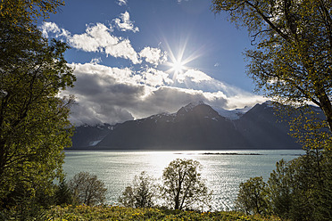 USA, Alaska, Blick auf Chilkat Inlet und Chilkat Range - FOF004585