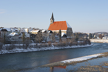 Germany, Bavaria, View of Gothic Collegiate Church at River Salzach - WW002435