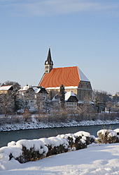 Deutschland, Bayern, Ansicht der gotischen Stiftskirche an der Salzach - WW002436