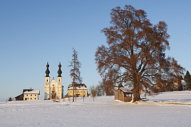 Österreich, Flachgau, Oberndorf, Blick auf die Wallfahrtskirche Maria Buehel - WW002441