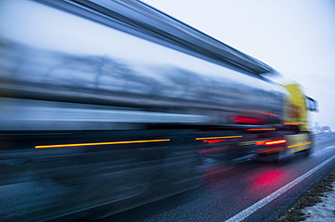 Österreich, Lastwagen auf der Landstraße im Winter - EJWF000162