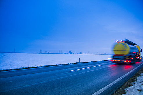 Österreich, Lastwagen auf der Landstraße im Winter - EJWF000161