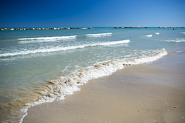 Italien, Blick auf den Strand - KAF000039