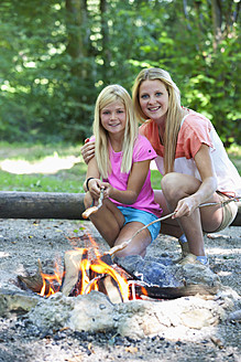 Österreich, Freunde beim Grillen am Lagerfeuer - WWF002726