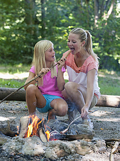 Österreich, Freunde beim Grillen am Lagerfeuer - WWF002727