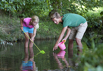 Austria, Friends with fishing net in stream - WWF002737