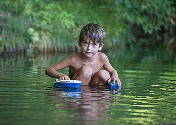 Österreich, Junge beim Baden im Bach - WWF002741