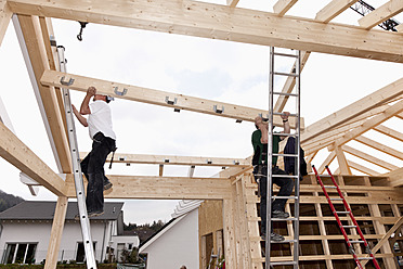 Europa, Deutschland, Rheinland Pfalz, Männer arbeiten auf dem Dach eines Hauses - CSF016076