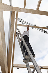 Europa, Deutschland, Rheinland Pfalz, Mann arbeitet auf dem Dach eines Hauses - CSF016077