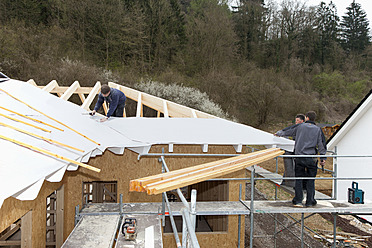 Europa, Deutschland, Rheinland Pfalz, Arbeiter decken Dach auf Haus - CSF016089