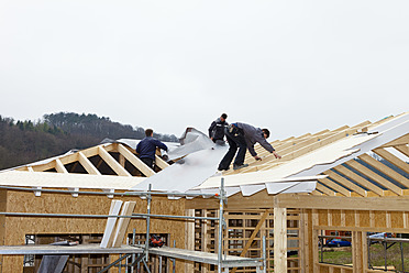 Europa, Deutschland, Rheinland Pfalz, Arbeiter decken Dach auf Haus - CSF016092
