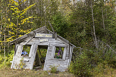 USA, Alaska, View of hut - FO004606