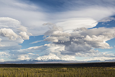 USA, Alaska, Blick auf Mount Sanford und Mount Drum - FO004626