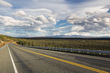 USA, Alaska, View of Mount Sanford and Mount Drum - FO004627