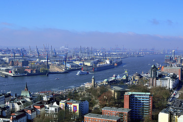 Deutschland, Hamburg, Blick auf Skyline und Hafen - MHF000067