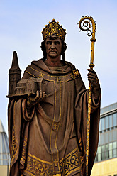 Deutschland, Hamburg, Blick auf die Sankt-Ansgar-Statue an der Trostbrücke - MH000070