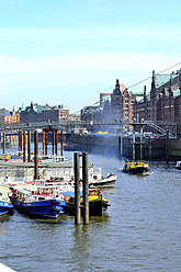 Deutschland, Hamburg, Blick auf Speicherstadt mit Fluss - MHF000072