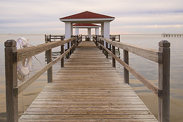 USA, Texas, Rockport, Fishing pier at Gulf of Mexico - ABA000603