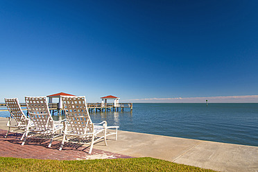 USA, Texas, Leere Liegestühle am Golf von Mexiko - ABAF000614