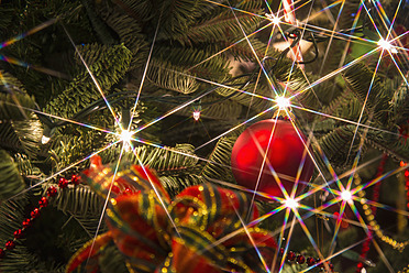 Künstlicher Weihnachtsbaum mit Lichtern und amerikanischer Flagge - ABAF000624
