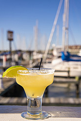 USA, Texas, Rockport, Glas Margarita-Cocktail in der Yachthafen-Bar - ABAF000643