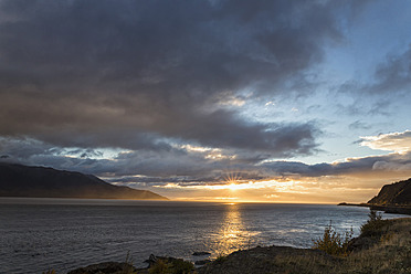 USA, Alaska, Sonnenuntergang über Turnagain Arm - FO004660