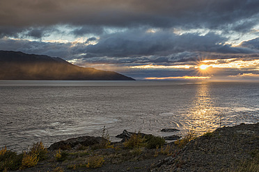 USA, Alaska, Sonnenuntergang über Turnagain Arm - FO004673