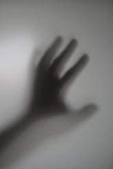 Menschliche Hand hinter Glasscheibe, Nahaufnahme - AXF000410