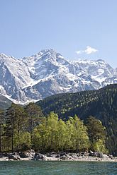 Deutschland, Bayern, Blick auf den Eibsee mit der Zugspitze im Hintergrund - UMF000565