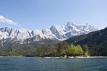 Deutschland, Bayern, Blick auf den Eibsee mit Zugspitze und Wettersteingebirge im Hintergrund - UMF000566