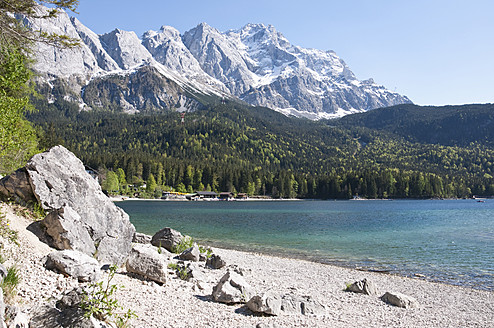 Deutschland, Bayern, Blick auf den Eibsee mit Zugspitze und Wettersteingebirge im Hintergrund - UMF000571