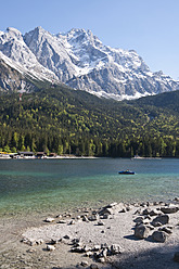 Deutschland, Bayern, Blick auf den Eibsee mit Tourist im Paddelboot und Zugspitze im Hintergrund - UMF000572