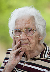 Österreich, Porträt einer älteren Frau, Nahaufnahme - WWF002467