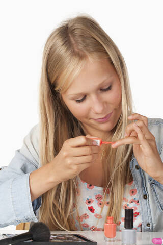 Teenagerin trägt Nagellack auf, Nahaufnahme, lizenzfreies Stockfoto