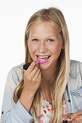Teenager-Mädchen trägt rosa Lippenstift auf, Nahaufnahme - WWF002476