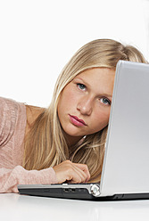 Teenager-Mädchen benutzt Laptop, Nahaufnahme - WWF002482
