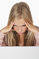 Frustriertes Teenager-Mädchen mit Laptop, Nahaufnahme - WWF002489