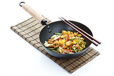 Chinesisches Essen im Wok mit Stäbchen auf einer Strohmatte - MAEF005497