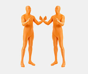 Männer in orangefarbenen Zentai gestikulieren beim Halten - TCF003115