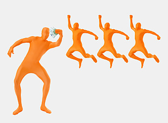 Mann steht und hält Geld in orangefarbenem Zentai, während drei Männer im Hintergrund springen - TCF003116