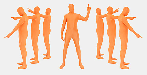 Männer in orangefarbenen Zentai, die auf - TCF003128