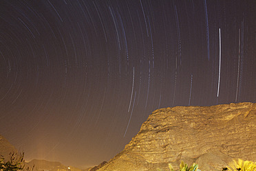 Spanien, La Gomera, Sternspuren über Berg - SIE003078