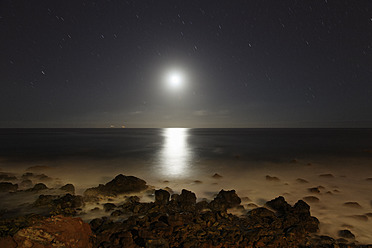 Spanien, La Gomera, Blick vom Strand von Valle Gran Rey über das mondbeschienene Meer - SIE003080