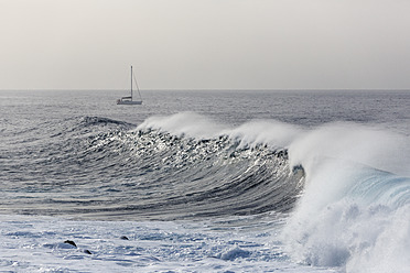 Spanien, Wellenbrecher, Segelboot im Hintergrund auf La Gomera - SIEF003104