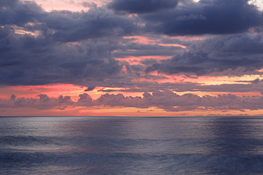 Spanien, Wolken im Abendlicht auf La Gomera - SIEF003110