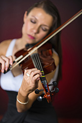 Junge Frau spielt Geige - ABAF000673