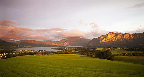 Österreich, Blick auf die Stadt Mondsee und den See - WW002599