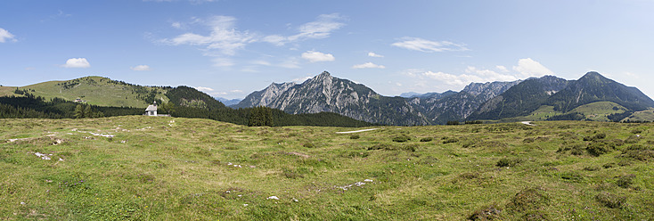 Österreich, Blick auf eine Alm mit Postalmkapelle und Rinnkogel im Hintergrund - WW002605