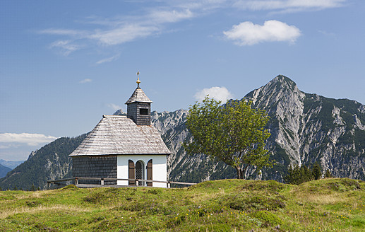 Österreich, Blick auf die Postalm-Kapelle, im Hintergrund der Rinnkogel - WWF002607