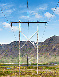 Island, Sudureyri, Blick auf Stromleitung - HL000023
